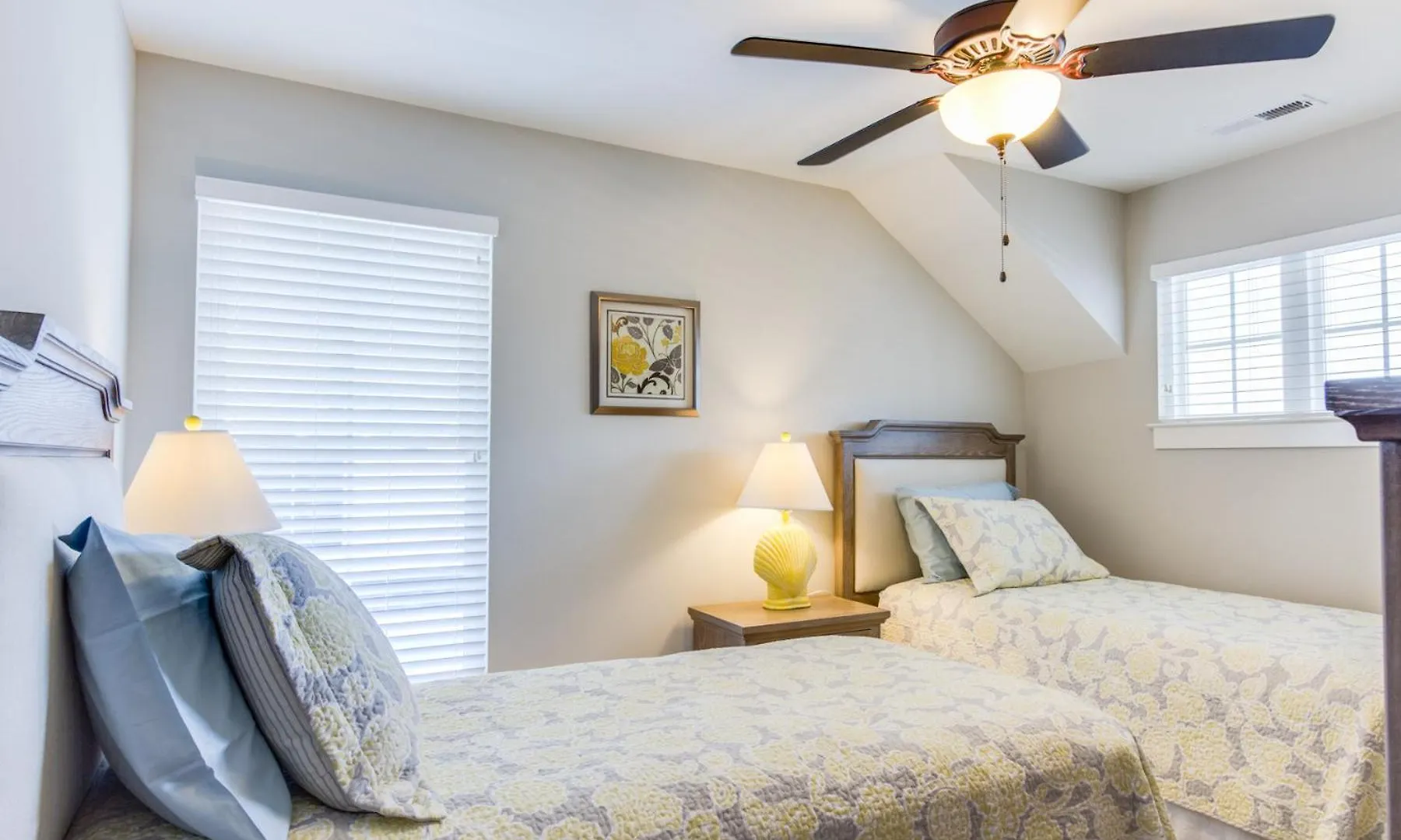 408B The Lynnhaven House Spacious 4 Bedroom Townhouse Walking Distance To The Beach And Boardwalk Virginia Beach 0*,  USA